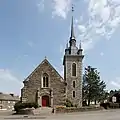 La façade de l'église et la croix.