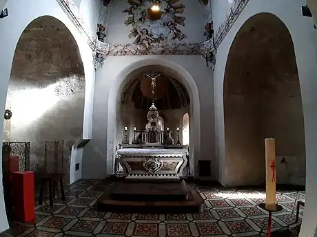 Autel de l'église de Saint-Pierre-du-Mont, abside et absidioles organisées selon un plan bénédictin