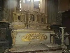 Maître-autel XVIIIe siècle délabré.