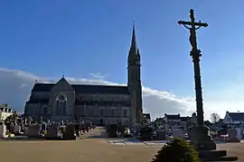 L'église paroissiale Saint-Pierre : côté nord, le cimetière et le calvaire.