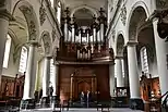 Nef arrière de l'église avec orgue