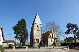 L'église Saint-Pierre et le monument aux morts.