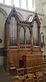 Orgue, situé dans le transept gauche.