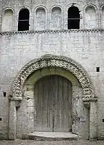 Le portail roman de la façade ouest.