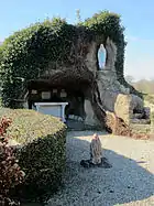 La réplique de la grotte de Lourdes.