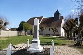 L'église Saint-Pierre et le monument aux morts.