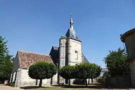 Façade sud de l'église Saint-Rémi, à droite la pompe et l'ancien château d'eau.