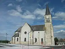 Église Saint-Rémy devant la place de l'Église rénovée
