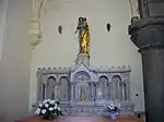 Le tabernacle est surmonté d'une statue de la Vierge à l'Enfant