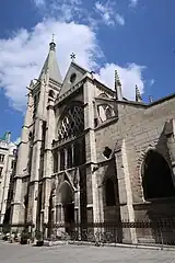 Façade ouest de l'église Saint-Séverin donnant sur la rue des Prêtres-Saint-Séverin.