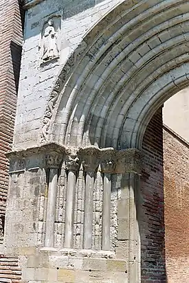 Colonnes de gauche.En haut, l'ange de l'Annonciation.