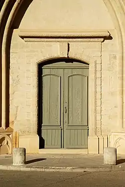 La porte de style néo-classique.