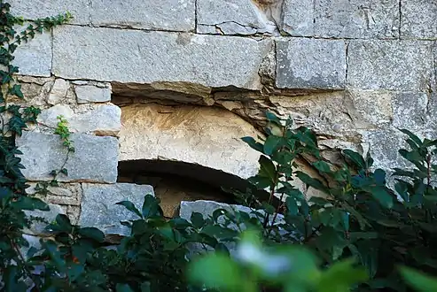 Arcade romane dans le mur septentrional.