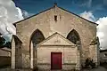 Une des façades de l'église en style roman