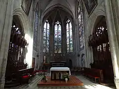 Le chœur de style gothique.