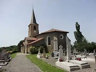 L’église et le cimetière adjacent.