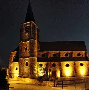Vue de l'église illuminée.