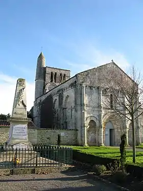 L'église Saint-Vivien et le monument aux morts.