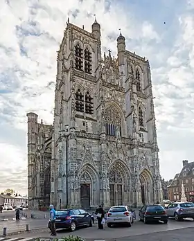 La façade occidentale de la collégiale Saint-Vulfran située à Abbeville.