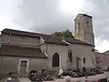 Côté gauche du porche et le cimetière.