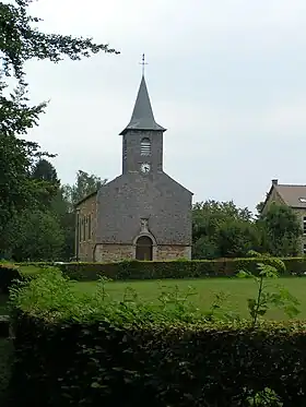 Centre du village du Brûly-de-Pesche avec le pré et les jardins entourant les principales constructions, à savoir: l'église Saint-Méen et le cimetière, l'ancien presbytère, l'ancienne école et annexe, le tilleul ;