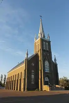 L'église au coucher du soleil (juillet 2013).