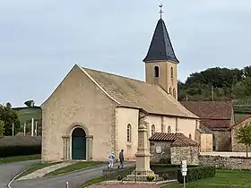 L'église Saint-Pierre de Cruzille et le monument aux morts de la commune.