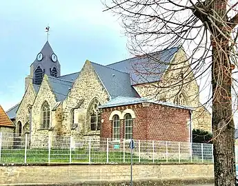 Église Saint-Quentin (vue depuis la place du 11 novembre 1918)