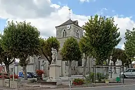 Hercule, devant l'Église Saint-Vallier.