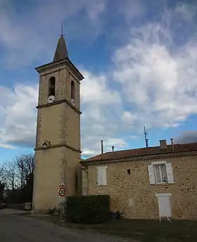 Clocher et presbytère.