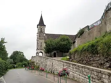 Vue de l'église depuis la route du Canal.