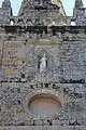 Niche abritant une statue de Sainte-Barbe sur la tour du clocher.