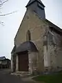 Entrée de l'église avec la statue de St Aignan