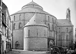Photographie en noir et blanc d'une église en forme de rotonde