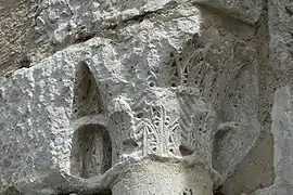 Chapiteau roman sculpté du portail XIIe siècle.