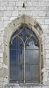 Fenêtre à remplages XVe siècle et verrière moderne.