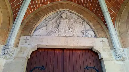 Jeanne d'Arc au bûcher à Rouen sur le tympan du portail.