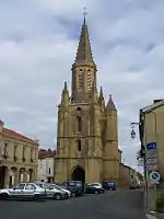 La façade ouest de l'église.