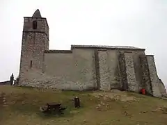 Façade nord de l’église Sainte-Marie-Madeleine, sans ouvertures, typique du style alpin.