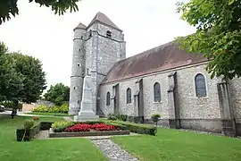 L'église et le monument aux morts.