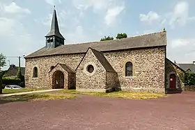 Une petite église en pierres bien restaurée, avec un clocher bleu gris.