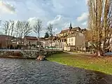 Dominant la Creuse, l'église Sainte-Croix