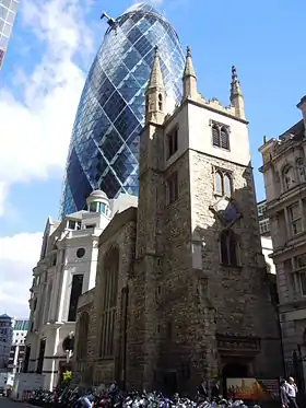 St Andrew Undershaft au pied du 30 St Mary Axe