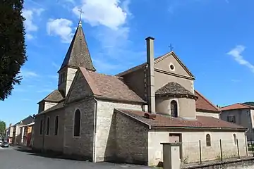 L'église Saint-Denis de Lugny, vue du chevet. L'abside a conservé sa toiture de laves.