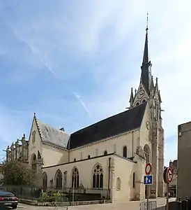 Vue vers le sud-est depuis l'angle des rues du Cerceau (à droite) et Triqueti (à gauche)