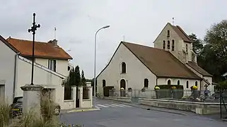 La place, une croix et l'église entourée de son cimetière.