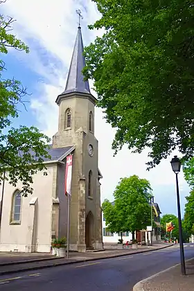 L'église vue depuis la route de Pregny.