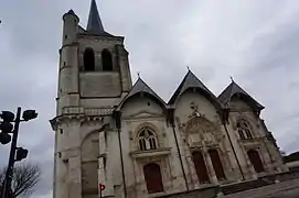 L'église et ses trois portails vers l'occident.