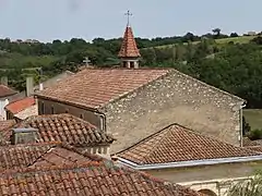 L'église Notre-Dame-de-Pitié de Biran vue de la motte castrale.