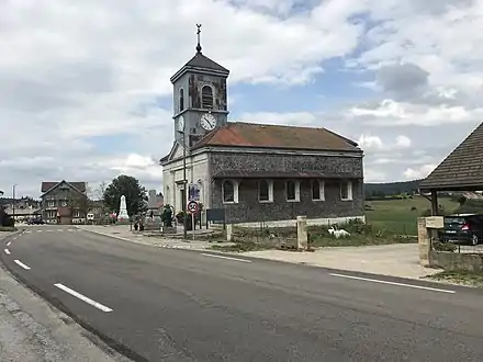 L'église partiellement protégée de tôle sur la moitié de l'abside et sur un bas-côté.